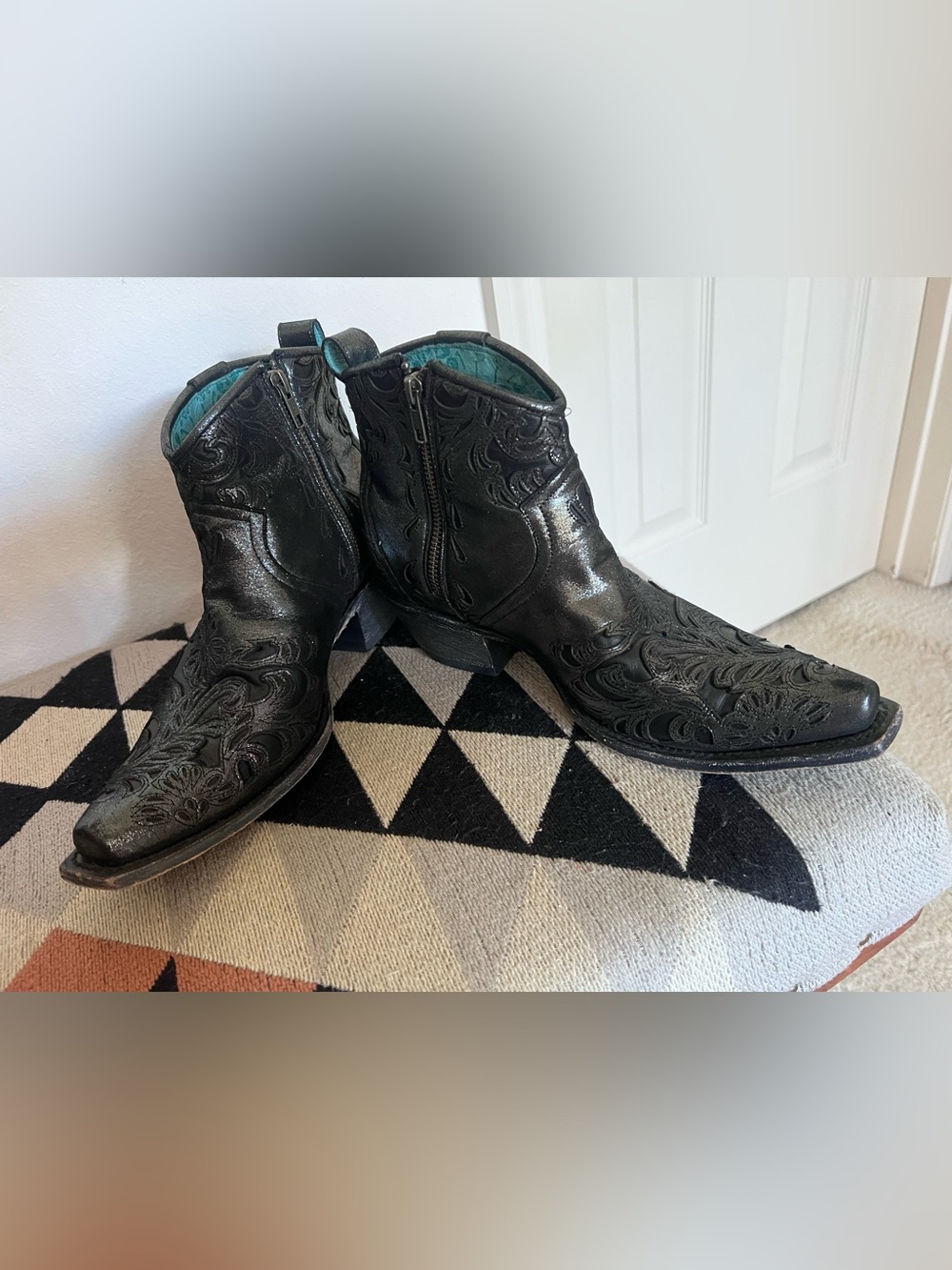 Corral Black Embossed Western Genuine Leather Snip Toe Ankle Boots 9.5 EUC